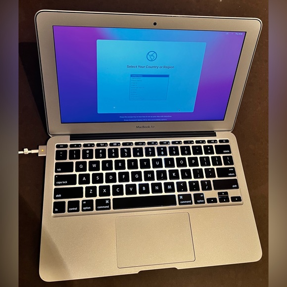 MacBook Air - Picture 1 of 4